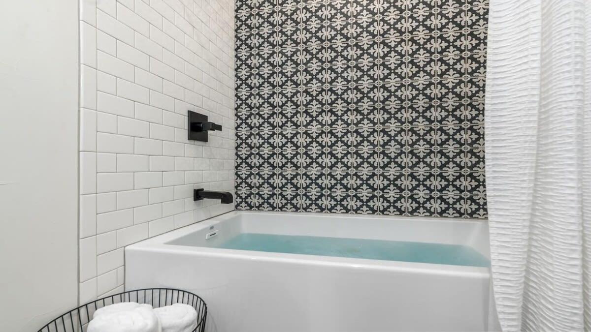Alley Kat Guesthouse With Private Hot Tub Фредериксберг Экстерьер фото